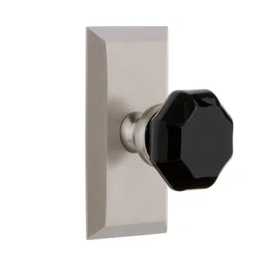 Grandeur Fifth Avenue Short Plate With Lyon Knob In Satin Nickel
