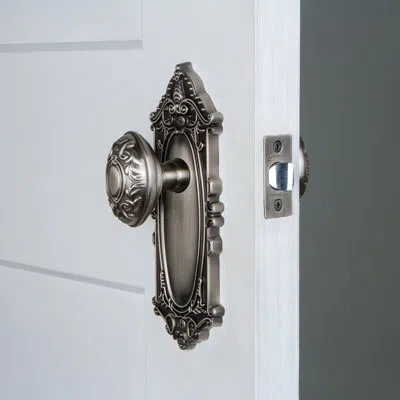 Grandeur Grande Victorian Plate Passage With Grande Victorian Door Knob In Antique Pewter