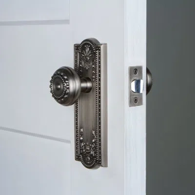 Grandeur Parthenon Plate Privacy With Parthenon Door Knob In Antique Pewter