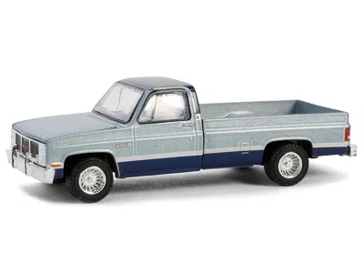 Greenlight 1985 Gmc Sierra Classic K2500 Pickup Truck Silver Metallic And Midnight Blue "down On The Farm" Seri