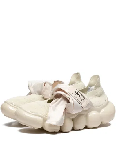 Grounds Jewelry Hankie Pumps Slip-ons In White