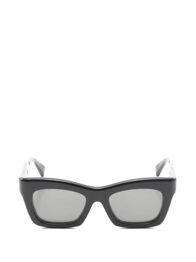 Pre-owned Gucci 2000s Logo-lettering Sunglasses In Black