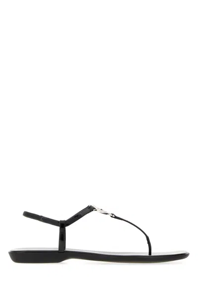 Gucci Gg Ease Patent Leather Thong Sandals In Black