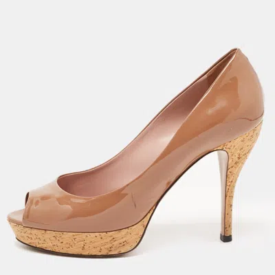Pre-owned Gucci Brown Patent Leather Cork Platform Peep Toe Pumps Size 37.5