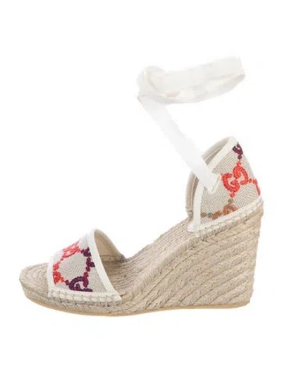 Pre-owned Gucci Canvas Graphic Print Pumps In Neutrals