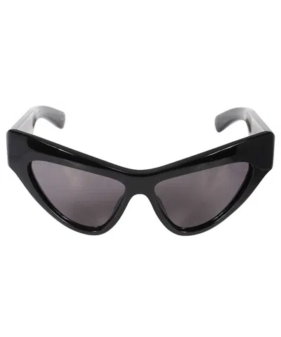 Gucci Cat-eye Sunglasses In Black