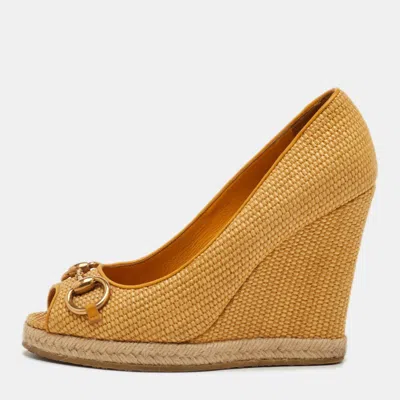 Pre-owned Gucci Charlotte Size 37 Mustard Woven Raffia Horsebit Peep Toe Wedge Pumps In Yellow