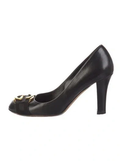 Pre-owned Gucci Double G Logo Leather Pumps In Black