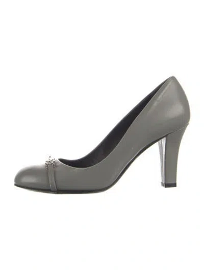 Pre-owned Gucci Double G Logo Leather Pumps In Gray