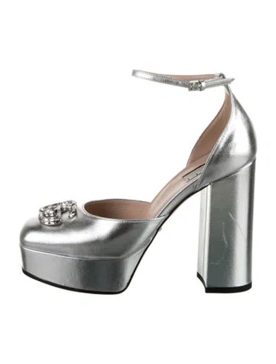 Pre-owned Gucci Double G Logo Leather Pumps In Metallic/silver
