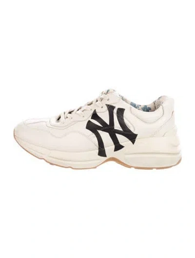 Pre-owned Gucci Gg Logo Leather Sneakers In Neutral