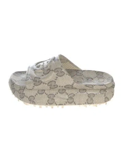 Pre-owned Gucci Gg Logo Rubber Slides In Neutral
