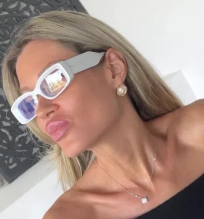 Pre-owned Gucci Gg1528s-005-53 White Sunglasses