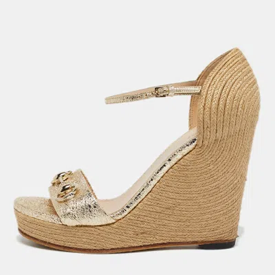 Pre-owned Gucci Gold Foil Leather And Raffia Carolina Horsebit Espadrille Wedge Sandals Size 38.5
