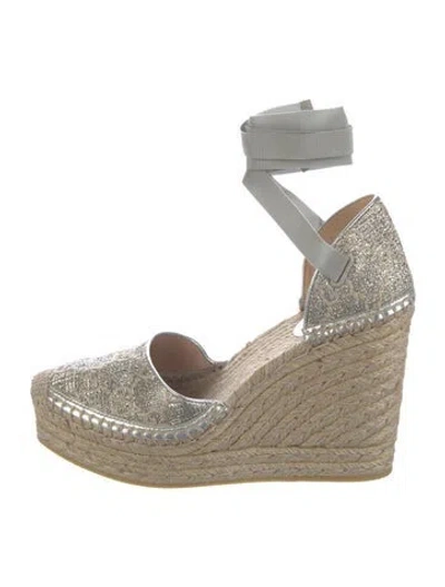 Pre-owned Gucci Graphic Print Whipstitch Trim Pumps In Metallic/silver