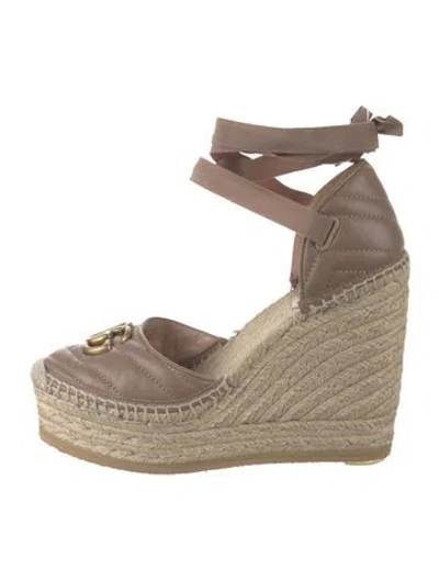 Pre-owned Gucci Interlocking G Logo Leather Pumps In Neutrals