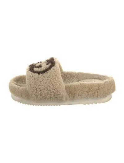 Pre-owned Gucci Interlocking G Logo Shearling Mules In Neutral