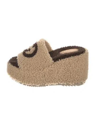 Pre-owned Gucci Interlocking G Logo Shearling Slides In Neutral