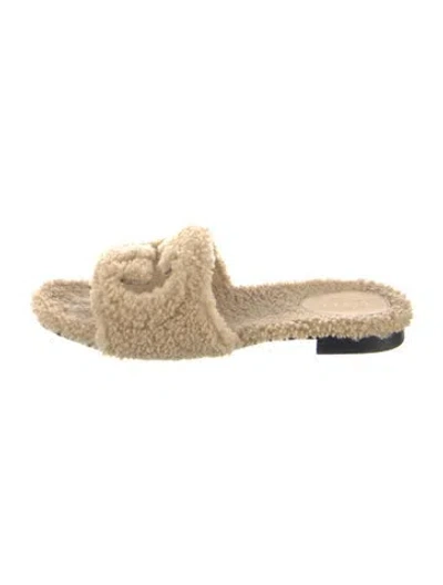 Pre-owned Gucci Interlocking G Logo Shearling Slides In Neutral