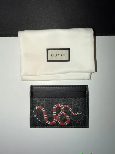 Pre-owned Gucci Kingsnake Print Gg Supreme Card Holder In Black