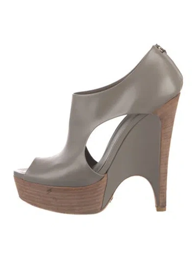 Pre-owned Gucci Leather Cutout Accent Pumps In Gray