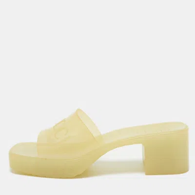 Pre-owned Gucci Light Yellow Rubber Logo Embossed Slide Sandals Size 37