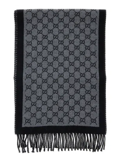 GUCCI GUCCI MEN GREY SCARF WITH FRINGED HEM AND ALL-OVER GG MOTIF IN WOOL MAN
