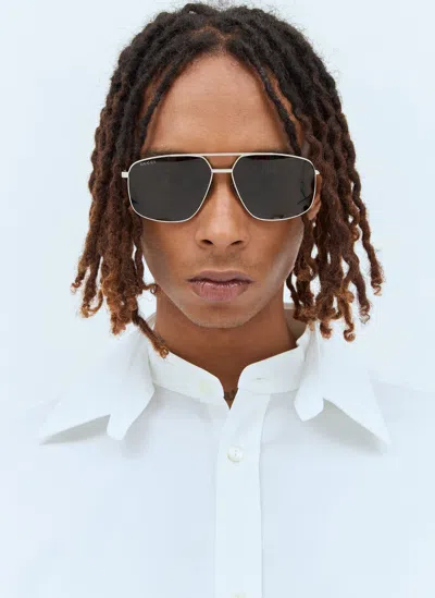 Gucci Navigator Frame Sunglasses In Silver