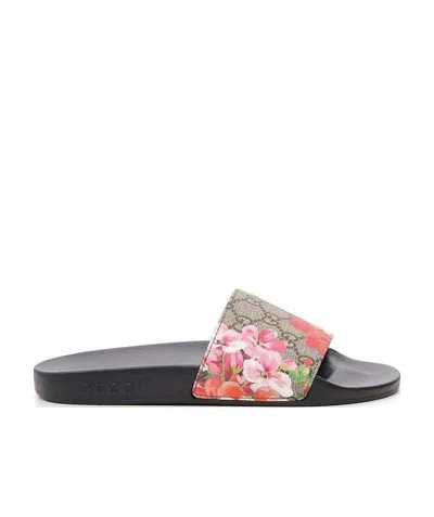Gucci Pursuit Flt Sndlpool Slde Gg Flrl In Black