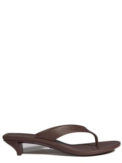 Gucci Rubber Embossed Logo Almond-toe Sandals With Thick Kitten Heel, 35 Mm Low Heel, Made In Italy In Marrone