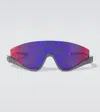 Gucci Shield Sunglasses In Grau
