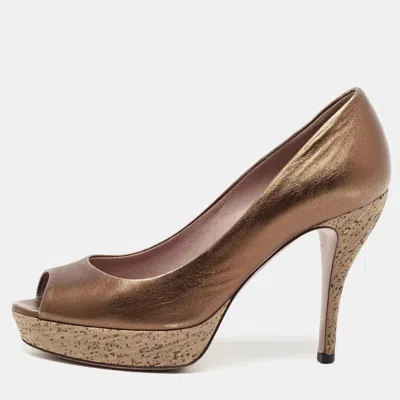 Pre-owned Gucci Size 36 Metallic Metallic Bronze Leather Cork Platform Peep Toe Pumps