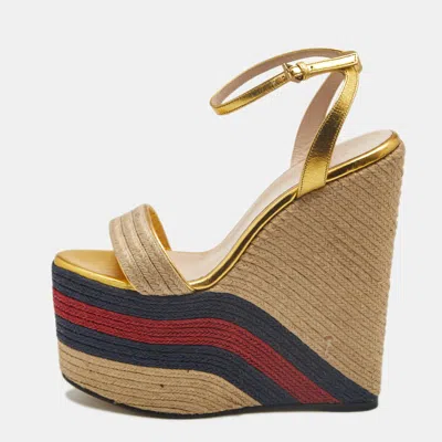 Pre-owned Gucci Size 37.5 Metallic Gold Leather And Raffia Wedge Ankle Strap Sandals