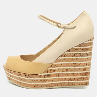 Pre-owned Gucci Size 38.5 Beige Patent And Leather Cork Wedge Slingback Sandals