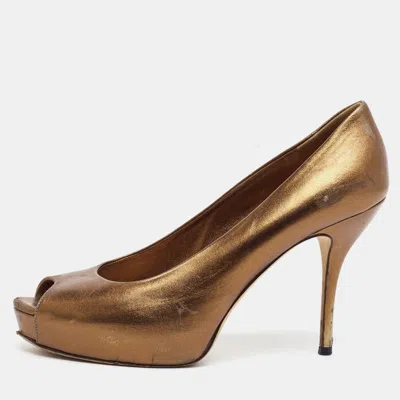 Pre-owned Gucci Size 39.5 Metallic Leather Peep Toe Platform Pumps In Silver