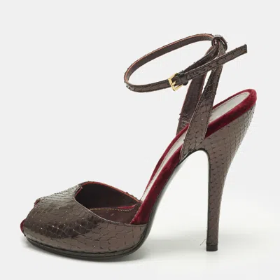 Pre-owned Gucci Size 40 Burgundy Snakeskin Leather Ankle Strap Sandals