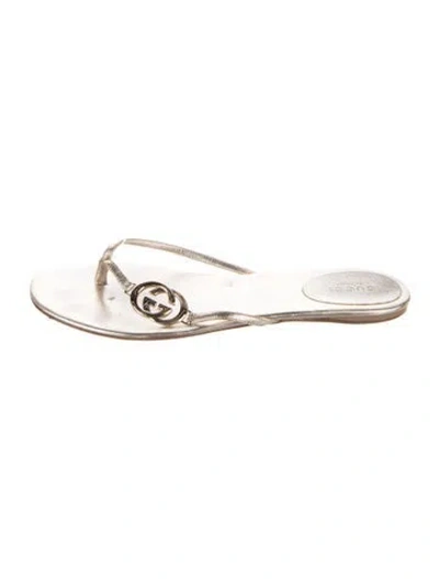 Pre-owned Gucci Sukey Logo Leather Flip Flops In Metallic/silver