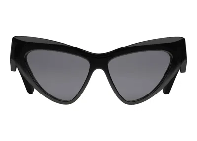 Pre-owned Gucci Women's  Cateye Frame Sunglasses/solid Grey Lens (733344 J0740 1012) In Shiny Black/gold/tone