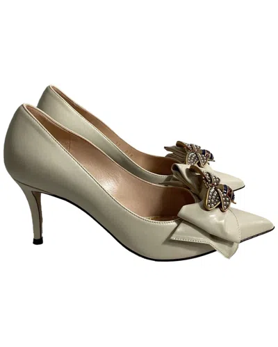 Gucci Queen Margaret Bow Embellished Pumps In Whit In Green