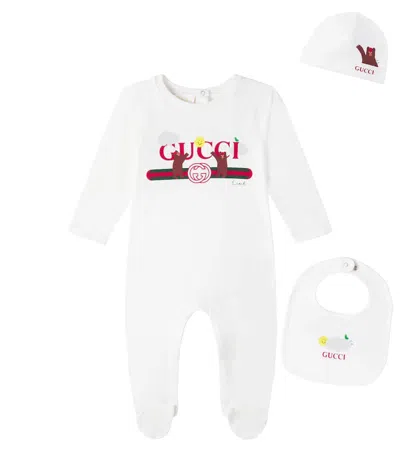 Gucci X Euan Roberts Baby Cotton Beanie, Bib, And Onesie Set In White
