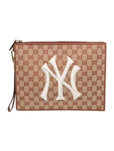 Pre-owned Gucci X Mlb Gg Supreme Ny Yankees Gg Canvas Clutch In Brown