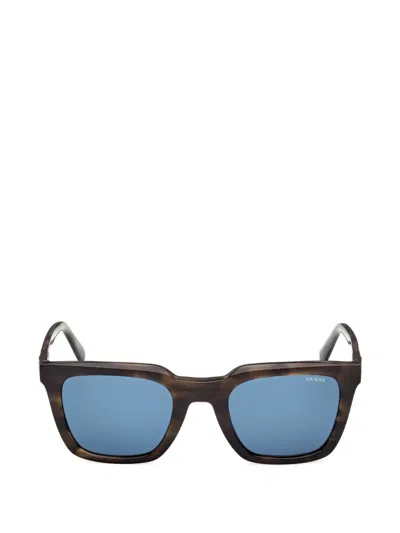 Guess Eyewear 玳瑁纹方形镜框太阳眼镜 In Brown