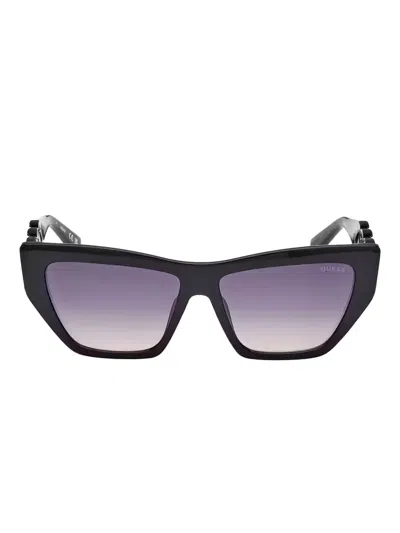 Guess Eyewear 粗链猫眼框太阳眼镜 In Black