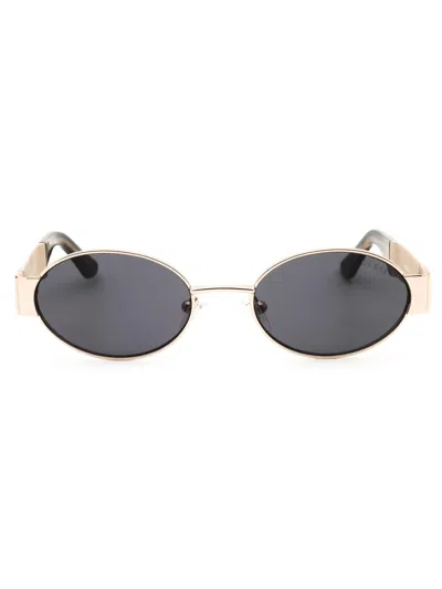 Guess Gu00262 Sunglasses In Gold / Smoke