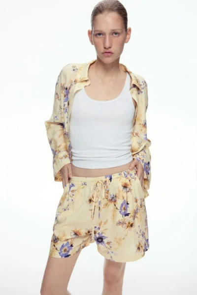 H&m Linen-blend Shorts In Light Yellow/floral