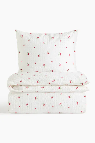 H&m Seersucker Duvet Cover Set In White/cherries