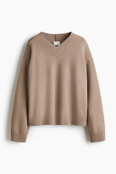 H&m V-neck Sweater In Neutral