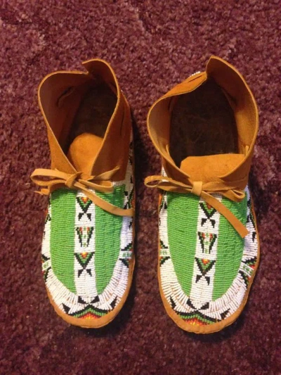 Pre-owned Handmade Powwow Style Leather  Beaded Hand Stitched Moccasins Mcn106 In Beige