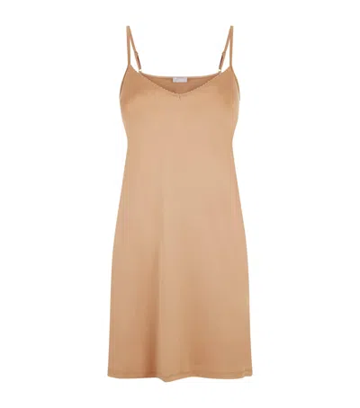 Hanro Satin Deluxe Bodydress In Beige
