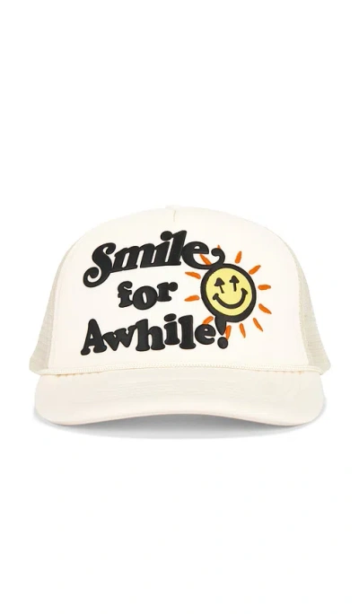 Happy Caps Smile 트럭커 햇 In Neutral